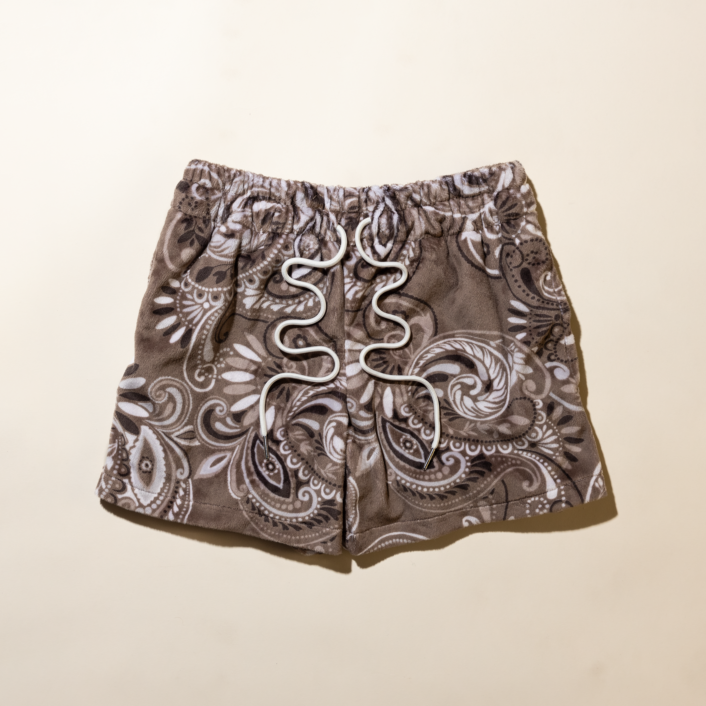 5" shorts in paisley print plush